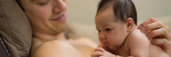 Pratiquer le peau à peau avec bébé