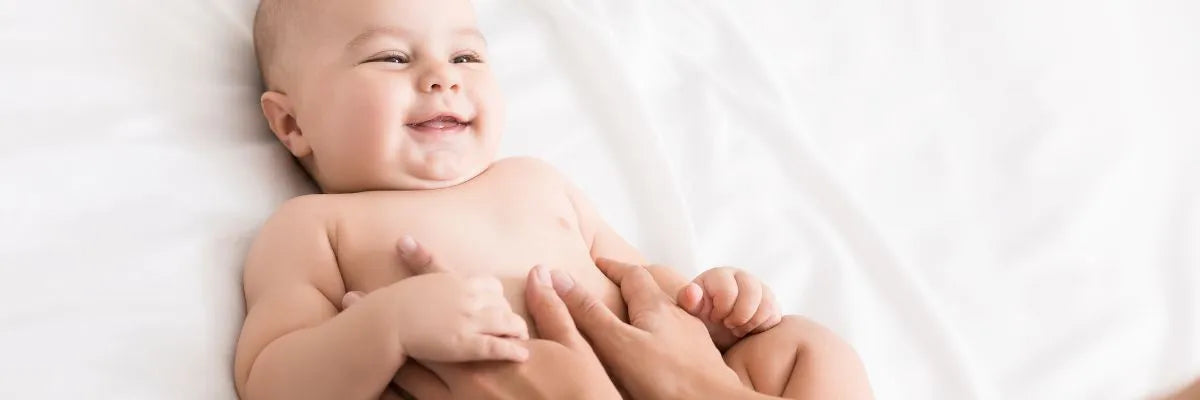 Massages pour bébé : bienfaits et huiles adaptées