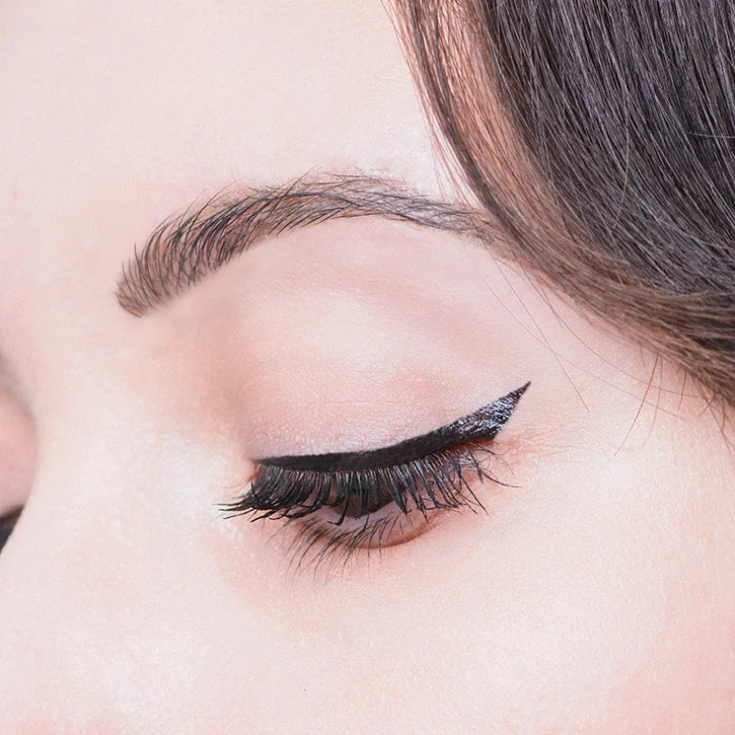 eyeliner noir boho green makeup