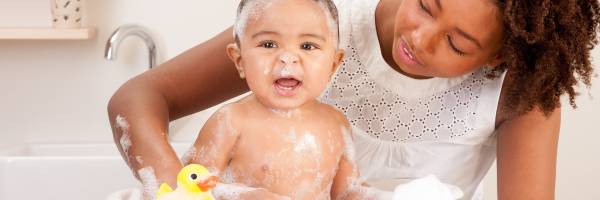 donner le bain à bébé conseils et soins